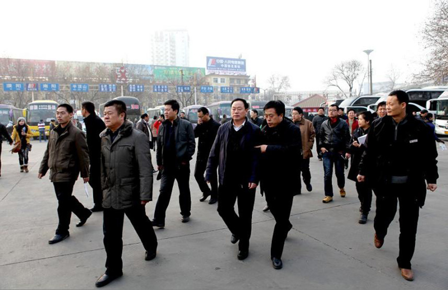 2012年1月12日，洛陽市政府副市長宋殿宇（右三）到洛陽汽車站檢查春運工作。